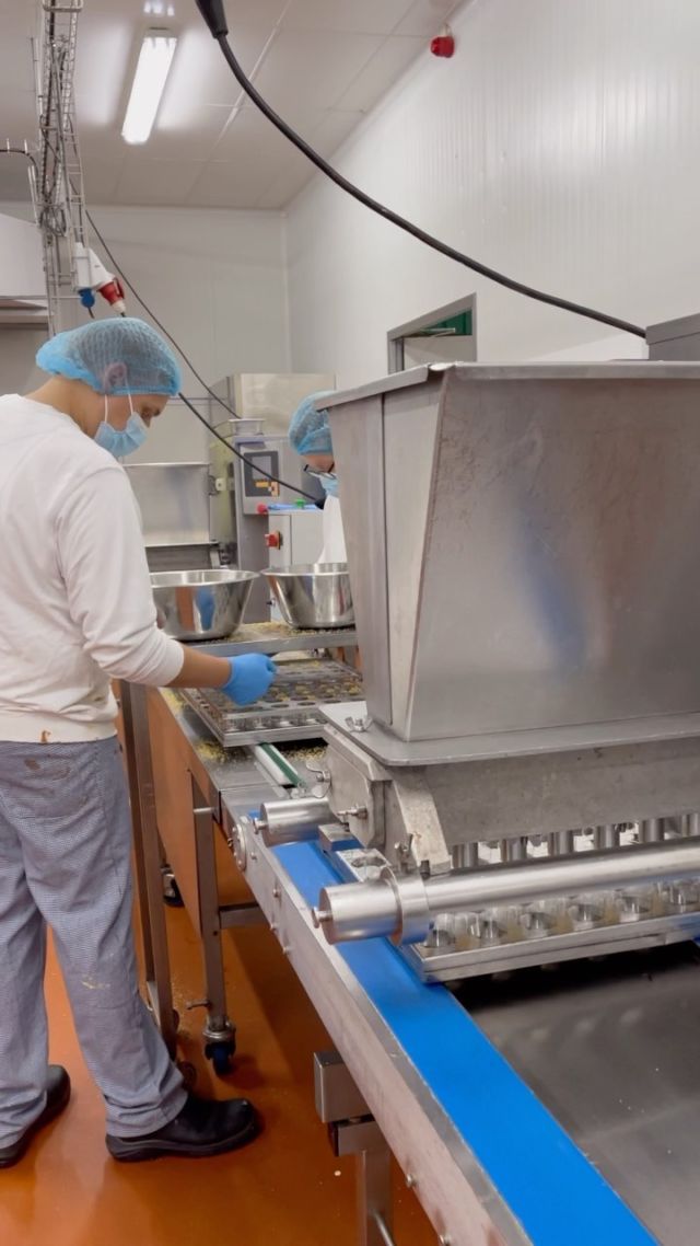 Dans les coulisses de Food N’Joy découvrons la préparation des #verrines  Rolph&Rolph ! 😋

Admirez la superposition des couches qui produit une palette de couleurs agréable à l’œil et un goût subtil. 

Retrouvez nous au SIRHA à Lyon du 19 au 22 janvier 2.1 K23

Meet us Stand 2.1 K23. SIRHA LYON 

Rolph &Rolph’s verrine’s are perfect for #cocktails ! 😍

📌 follow us @foodnjoy_crocin_rolphrolph 

➡️ rolph-rolph.com 

#rolphrolph #foodnjoy #foodandjoy #belgianhandmadequality #traiteur #restaurant #aemporter #foodsuppliers #pretadeguster #howitismade #sirha2023