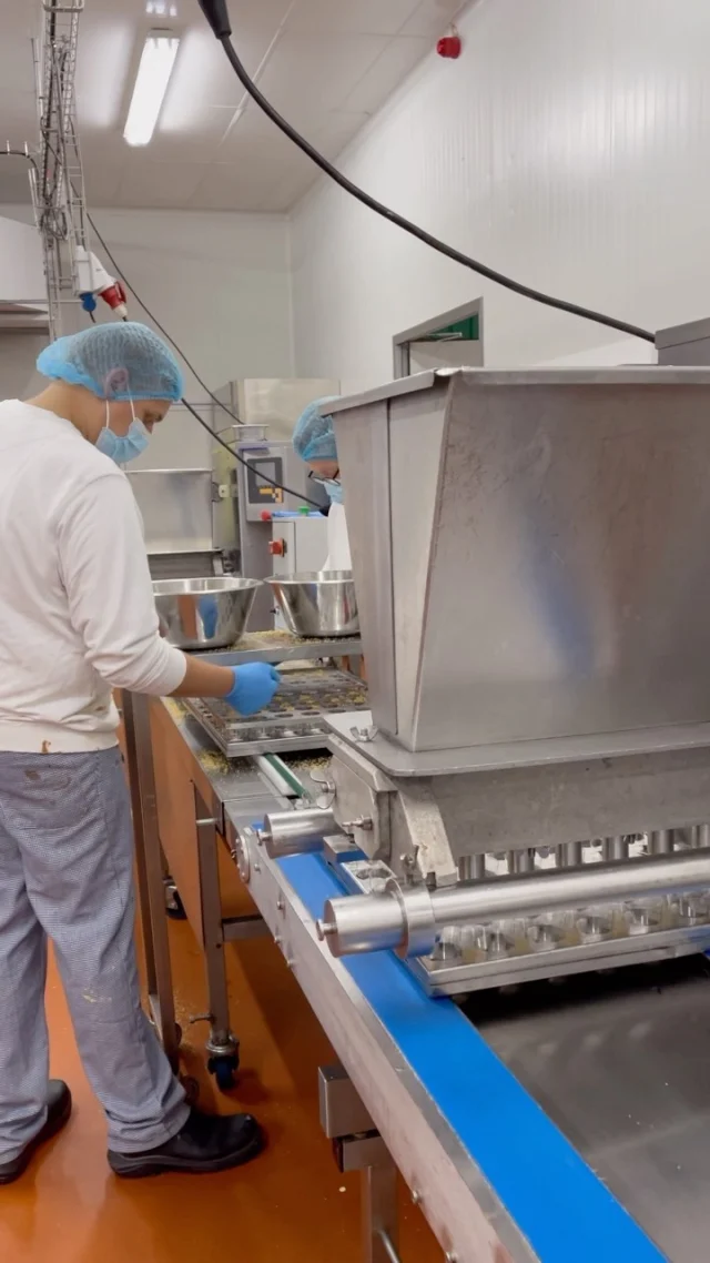 Dans les coulisses de Food N’Joy découvrons la préparation des #verrines  Rolph&Rolph ! 😋

Admirez la superposition des couches qui produit une palette de couleurs agréable à l’œil et un goût subtil. 

Retrouvez nous au SIRHA à Lyon du 19 au 22 janvier 2.1 K23

Meet us Stand 2.1 K23. SIRHA LYON 

Rolph &Rolph’s verrine’s are perfect for #cocktails ! 😍

📌 follow us @foodnjoy_crocin_rolphrolph 

➡️ rolph-rolph.com 

#rolphrolph #foodnjoy #foodandjoy #belgianhandmadequality #traiteur #restaurant #aemporter #foodsuppliers #pretadeguster #howitismade #sirha2023