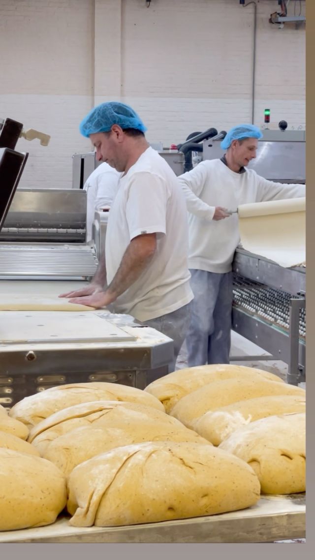 Dans les coulisses de Food N’Joy à Dottignies découvrons les pâtissiers qui préparent les coupelles hautes « échalote » prêtes à garnir ! Découvrez la gamme de fonds de tartelettes pour usage salé. 😍 

Visit our vegan tartshells production workshop ! let’s discover shallot tarts shells dor savoury application 🇧🇪

📌 follow us @foodnjoy_crocin_rolphrolph 

Retrouvez les produits sur croc-in.com 

#crocin #foodnjoy #foodandjoy #belgianhandmadequality #tartshell #tartshells #fondsdetartelettes #traiteur #restaurant #atelier #coulisses #zerodechet #vegan #patisserie #aidealapatisserie#pretagarnir #readytofill #inthefactory #howitismade
