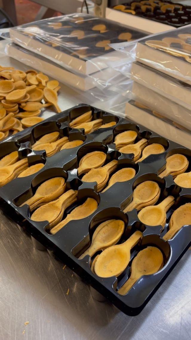 Dans les coulisses de Food N’Joy à Dottignies découvrons les pâtissiers qui préparent les cuillères « tomato » prêtes à garnir ! La cuillère se substituera parfaitement à la vaisselle en plastique jetable. Découvrez la gamme de fonds de tartelettes pour usage salé. 😍 

Visit our vegan tartshells production workshop ! 🇧🇪

📌 follow us @foodnjoy_crocin_rolphrolph 

Retrouvez les produits sur croc-in.com 

#crocin #foodnjoy #foodandjoy #belgianhandmadequality #tartshell #tartshells #fondsdetartelettes #traiteur #restaurant #atelier #coulisses #zerodechet #vegan #patisserie #aidealapatisserie#pretagarnir #readytofill #inthefactory #howitismade