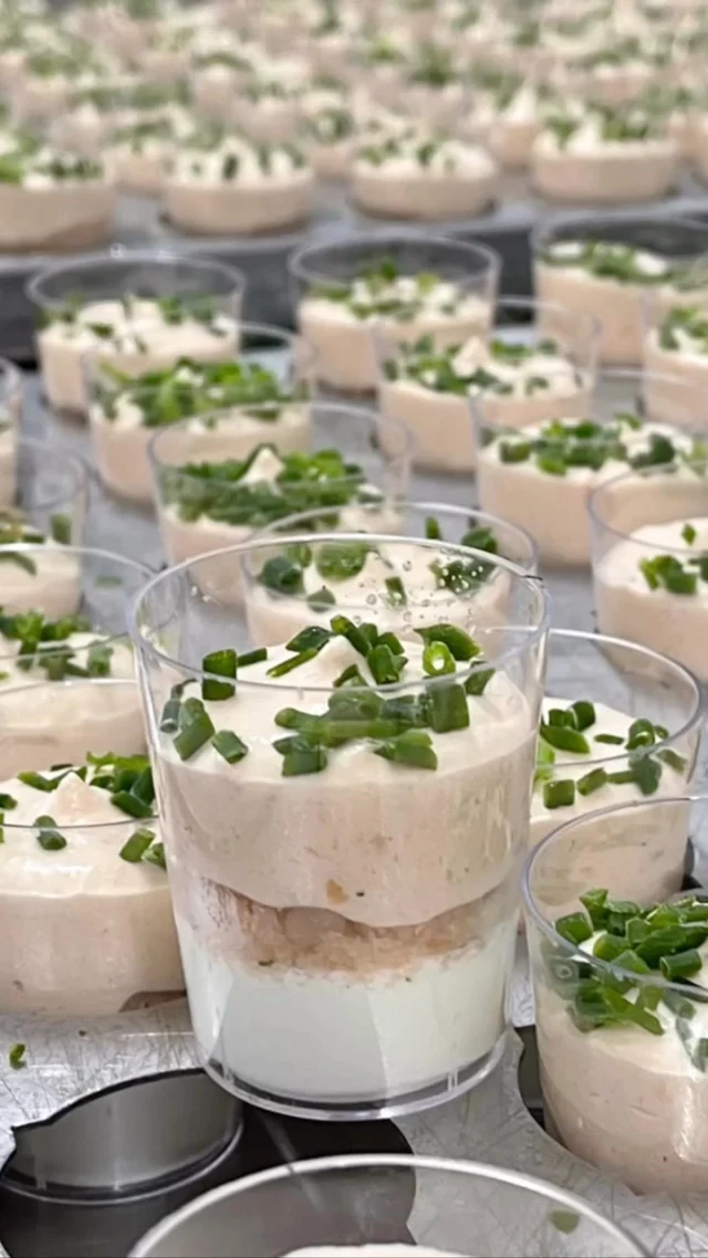 Visite dans notre atelier de production de verrines !😍 
Avis aux amateurs de saumons : laissez vous tenter par cette verrine mousse au citron et tartre de saumon !! 

Let’s discover salmon tartare and lemon mousse verrines !
Visit our Verrines production workshop ! 🇧🇪

📌 follow us @foodnjoy_crocin_rolphrolph 

#rolphrolph #foodnjoy #foodandjoy #belgianhandmadequality #littlecup #verrines #verrine #traiteur #restaurant #cocktails #mouscronmaville #atelier #coulisses #verrines #premiumverrines #cocktailssalés #minisavouries
