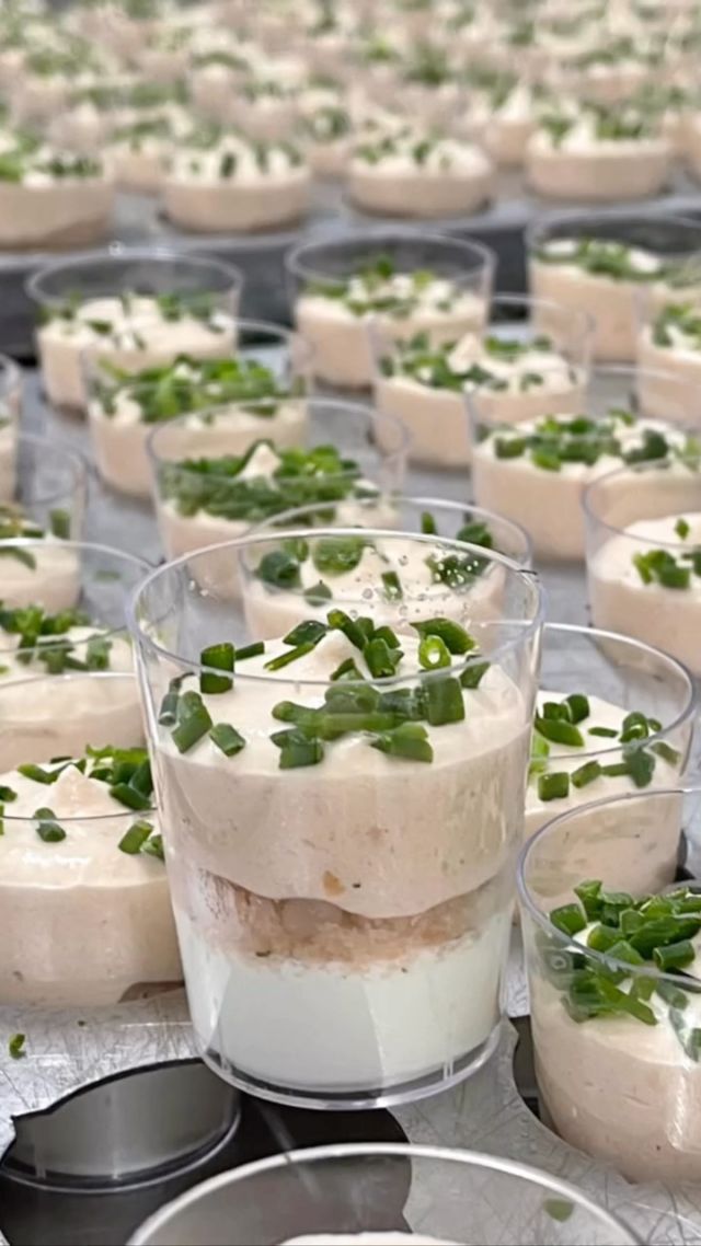 Visite dans notre atelier de production de verrines !😍 
Avis aux amateurs de saumons : laissez vous tenter par cette verrine mousse au citron et tartre de saumon !! 

Let’s discover salmon tartare and lemon mousse verrines !
Visit our Verrines production workshop ! 🇧🇪

📌 follow us @foodnjoy_crocin_rolphrolph 

#rolphrolph #foodnjoy #foodandjoy #belgianhandmadequality #littlecup #verrines #verrine #traiteur #restaurant #cocktails #mouscronmaville #atelier #coulisses #verrines #premiumverrines #cocktailssalés #minisavouries