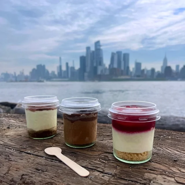Layers of bliss in every spoon 🥄 take your dessert cravings on the go ! 🍓🍫🍪 

Des couches de bonheur à chaque cuillere 🥄  emporter vos envies sucrées partout !🍓🍫🍪

#foodlovers #delicious #jars#grabfood #foodnjoy_crocin_rolphrolph